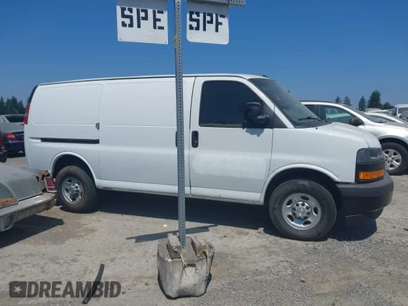 ✅ 2018 Chevrolet Express Cargo • VIN: 1GCWGAFP7J1343433 • Lot: 42780602. Wystawiony na IAAI z przebiegiem 121 170 mil. Bezpłatny archiwum sprzedaży aukcyjnych z USA i szczegółowy raport historii pojazdu na DreamBid. Zdjęcie 13.