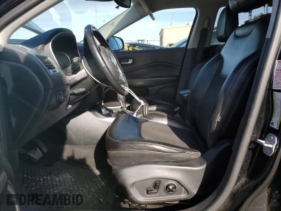 ✅ 2018 Jeep Compass Latitude • VIN: 3C4NJDBB4JT251634 • Lot: 92837505. Wystawiony na Copart z przebiegiem 102 886 mil. Bezpłatny archiwum sprzedaży aukcyjnych z USA i szczegółowy raport historii pojazdu na DreamBid. Zdjęcie 7.