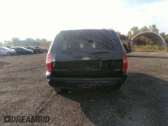 ✅ 2011 Chevrolet Suburban LT • VIN: 1GNSKJE32BR328845 • Lot: 43211739. Listed on IAAI with 196,574 mi. Free auction sales archive from the USA and detailed vehicle history report at DreamBid. Image 17.