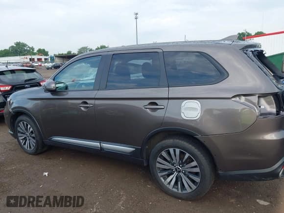 ✅ 2020 Mitsubishi Outlander SE • VIN: JA4AD3A37LZ004298 • Lot: 42496775. Listed on IAAI with 64,903 mi. Free auction sales archive from the USA and detailed vehicle history report at DreamBid. Image 15.
