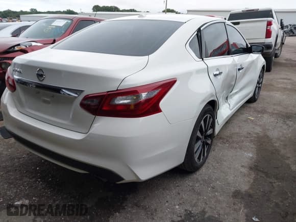 ✅ 2018 Nissan Altima SL • VIN: 1N4AL3AP7JC275170 • Lot: 43111095. Listed on IAAI with 79,264 mi. Free auction sales archive from the USA and detailed vehicle history report at DreamBid. Image 4.
