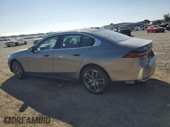 ✅ 2024 BMW i5 eDrive40 • VIN: WBY33FK01RCT10916 • Лот: 63098315. Опубликован ранее на Copart с пробегом Не указан. Бесплатный доступ к архиву аукционных продаж из США и подробный отчёт об истории автомобиля на DreamBid. Изображение 2.