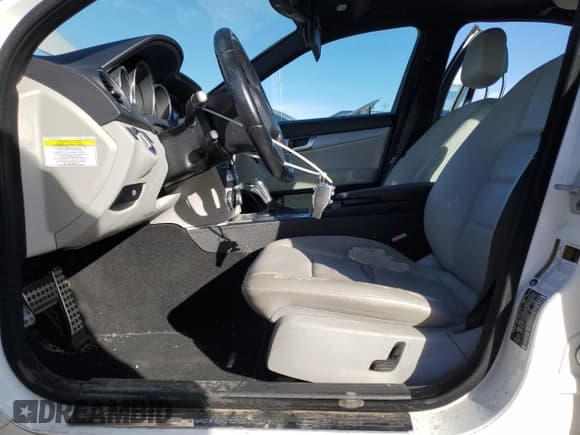 ✅ 2014 Mercedes-Benz C 250 Sport • VIN: WDDGF4HB9EA936717 • Lot: 91492765. Wystawiony na Copart z przebiegiem 92 969 mil. Bezpłatny archiwum sprzedaży aukcyjnych z USA i szczegółowy raport historii pojazdu na DreamBid. Zdjęcie 7.