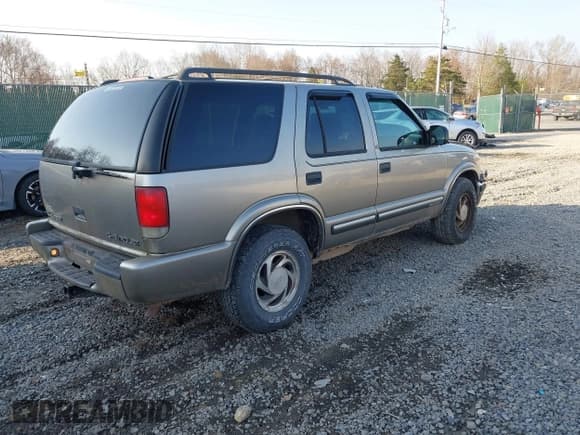 ✅ 2001 Chevrolet Blazer LT • VIN: 1GNDT13W212167763 • Lot: 41997079. Wystawiony na IAAI z przebiegiem 173 050 mil. Bezpłatny archiwum sprzedaży aukcyjnych z USA i szczegółowy raport historii pojazdu na DreamBid. Zdjęcie 4.