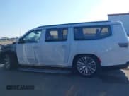 ✅ 2023 Jeep Grand Wagoneer Series III • VIN: 1C4SJSGP5PS502019 • Lot: 42985653. Wystawiony na IAAI z przebiegiem 5 166 mil. Bezpłatny archiwum sprzedaży aukcyjnych z USA i szczegółowy raport historii pojazdu na DreamBid. Zdjęcie 14.