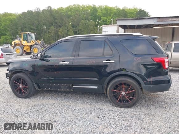 ✅ 2017 Ford Explorer Platinum • VIN: 1FM5K8HT9HGE09190 • Lot: 42034487. Wystawiony na IAAI z przebiegiem 142 629 mil. Bezpłatny archiwum sprzedaży aukcyjnych z USA i szczegółowy raport historii pojazdu na DreamBid. Zdjęcie 15.