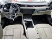 ✅ 2022 Audi e-tron Premium Plus • VIN: WA1LABGEXNB032371 • Lot: 81753974. Wystawiony na Copart z przebiegiem Nie podano. Bezpłatny archiwum sprzedaży aukcyjnych z USA i szczegółowy raport historii pojazdu na DreamBid. Zdjęcie 8.