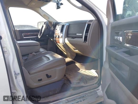 ✅ 2009 Dodge 1500 SLT • VIN: 1D3HV18T19S704077 • Lot: 41741928. Wystawiony na IAAI z przebiegiem 155 812 mil. Bezpłatny archiwum sprzedaży aukcyjnych z USA i szczegółowy raport historii pojazdu na DreamBid. Zdjęcie 5.