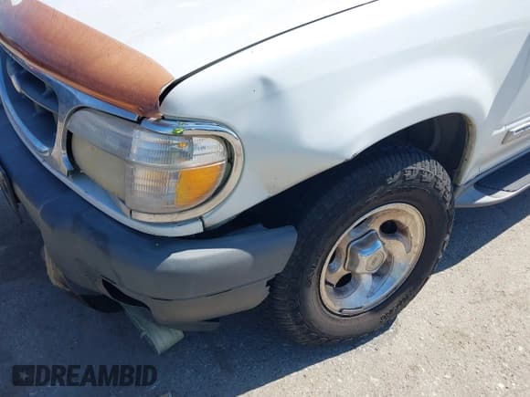 ✅ 2000 Ford Explorer XLT • VIN: 1FMZU63E7YZA06774 • Lot: 42240135. Wystawiony na IAAI z przebiegiem 329 219 mil. Bezpłatny archiwum sprzedaży aukcyjnych z USA i szczegółowy raport historii pojazdu na DreamBid. Zdjęcie 6.