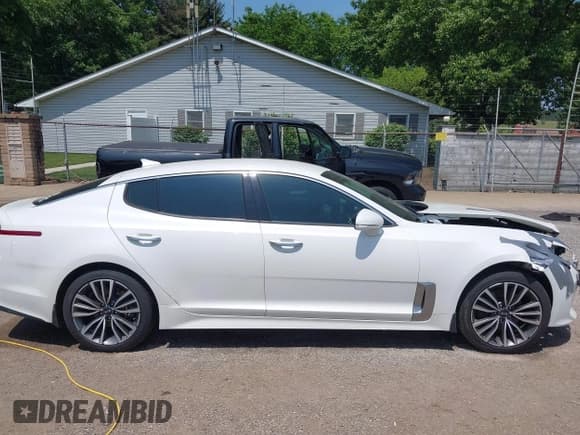 ✅ 2019 Kia Stinger • VIN: KNAE15LAXK6046596 • Lot: 42394048. Wystawiony na IAAI z przebiegiem 104 518 mil. Bezpłatny archiwum sprzedaży aukcyjnych z USA i szczegółowy raport historii pojazdu na DreamBid. Zdjęcie 13.