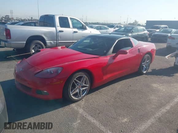 2006 Chevrolet Corvette z VIN 1G1YY25U465131214, wystawiony jako IAAI lot #43107832 z przebiegiem 55 083 mil mil oraz . Historia ofert i sprzedaży dostępna na DreamBid. Obrazek 2.