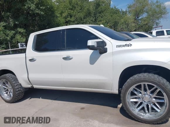 ✅ 2019 Chevrolet Silverado 1500 High Country • VIN: 3GCUYHEL4KG127750 • Lot: 43215730. Wystawiony na IAAI z przebiegiem 100 824 mil. Bezpłatny archiwum sprzedaży aukcyjnych z USA i szczegółowy raport historii pojazdu na DreamBid. Zdjęcie 13.