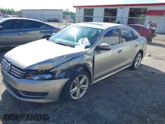 ✅ 2014 Volkswagen Passat SE • VIN: 1VWBT7A3XEC037643 • Lot: 43311783. Wystawiony na IAAI z przebiegiem 129 317 mil. Bezpłatny archiwum sprzedaży aukcyjnych z USA i szczegółowy raport historii pojazdu na DreamBid. Zdjęcie 2.