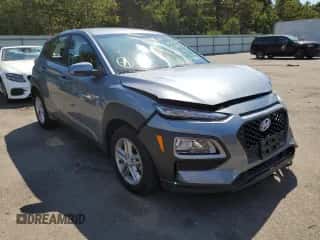 2019 Hyundai Kona SE z VIN KM8K1CAA5KU277975, wystawiony jako Copart lot #57222392 z przebiegiem 8 848 mil mil oraz . Historia ofert i sprzedaży dostępna na DreamBid. Obrazek 1.