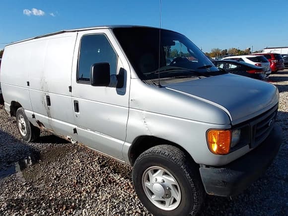 ✅ 2007 Ford Econoline Cargo Commercial • VIN: 1FTNE14W77DA38386 • Lot: 43634252. Wystawiony na IAAI z przebiegiem 170 875 mil. Bezpłatny archiwum sprzedaży aukcyjnych z USA i szczegółowy raport historii pojazdu na DreamBid. Zdjęcie 1.