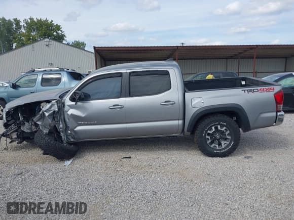 ✅ 2017 Toyota Tacoma SR5 • VIN: 3TMCZ5AN6HM072663 • Lot: 43108437. Listed on IAAI with 110,286 mi. Free auction sales archive from the USA and detailed vehicle history report at DreamBid. Image 14.