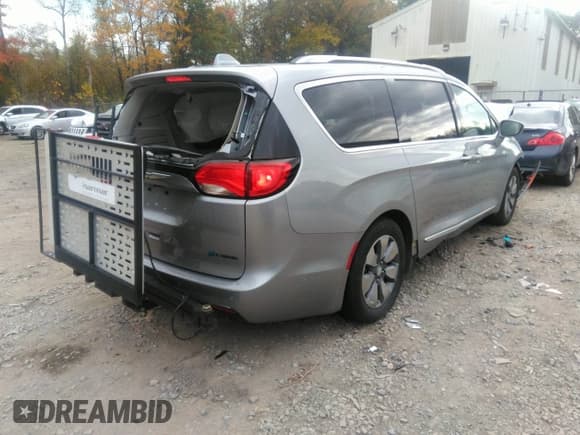 ✅ 2020 Chrysler Pacifica Hybrid Limited • VIN: 2C4RC1N75LR242500 • Lot: 37860392. Wystawiony na IAAI z przebiegiem 59 030 mil. Bezpłatny archiwum sprzedaży aukcyjnych z USA i szczegółowy raport historii pojazdu na DreamBid. Zdjęcie 4.