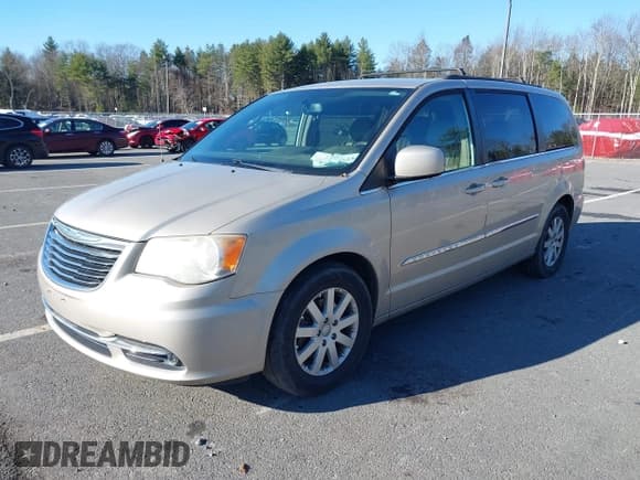 ✅ 2013 Chrysler Town & Country Touring • VIN: 2C4RC1BG8DR649992 • Lot: 43742120. Listed on IAAI with 215,126 mi. Free auction sales archive from the USA and detailed vehicle history report at DreamBid. Image 2.