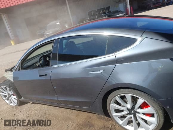 ✅ 2018 Tesla Model 3 Long Range Battery • VIN: 5YJ3E1EB6JF105837 • Lot: 41763460. Wystawiony na IAAI z przebiegiem 100 387 mil. Bezpłatny archiwum sprzedaży aukcyjnych z USA i szczegółowy raport historii pojazdu na DreamBid. Zdjęcie 14.