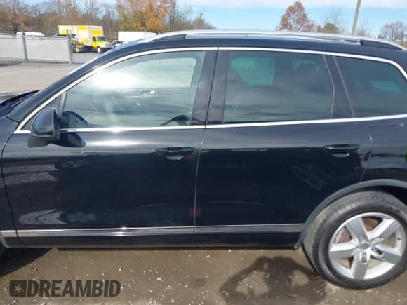 ✅ 2011 Volkswagen Touareg Sport • VIN: WVGFF9BP5BD000803 • Лот: 43596680. Опубликован ранее на IAAI с пробегом 107 740 миль. Бесплатный доступ к архиву аукционных продаж из США и подробный отчёт об истории автомобиля на DreamBid. Изображение 14.