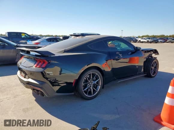 ✅ 2024 Ford Mustang Dark Horse • VIN: 1FA6P8R06R5504050 • Lot: 90358855. Wystawiony na Copart z przebiegiem 5 540 mil. Bezpłatny archiwum sprzedaży aukcyjnych z USA i szczegółowy raport historii pojazdu na DreamBid. Zdjęcie 3.