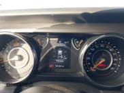 ✅ 2023 Jeep Wrangler Sport • VIN: 1C4HJXDG7PW617662 • Lot: 43875072. Wystawiony na IAAI z przebiegiem 34 124 mil. Bezpłatny archiwum sprzedaży aukcyjnych z USA i szczegółowy raport historii pojazdu na DreamBid. Zdjęcie 7.