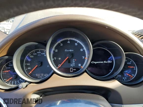 ✅ 2016 Porsche Cayenne Turbo • VIN: WP1AC2A21GLA89382 • Lot: 73531314. Wystawiony na Copart z przebiegiem 93 378 mil. Bezpłatny archiwum sprzedaży aukcyjnych z USA i szczegółowy raport historii pojazdu na DreamBid. Zdjęcie 9.