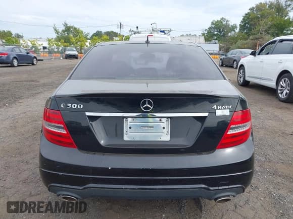 ✅ 2013 Mercedes-Benz C 300 Sport • VIN: WDDGF8AB4DR276989 • Lot: 43176906. Listed on IAAI with 88,042 mi. Free auction sales archive from the USA and detailed vehicle history report at DreamBid. Image 16.