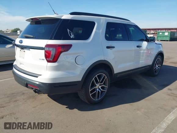 ✅ 2018 Ford Explorer Sport • VIN: 1FM5K8GT6JGC87122 • Lot: 43673299. Wystawiony na IAAI z przebiegiem 118 391 mil. Bezpłatny archiwum sprzedaży aukcyjnych z USA i szczegółowy raport historii pojazdu na DreamBid. Zdjęcie 4.