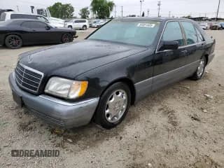 ✅ 1995 Mercedes-Benz S 320 • VIN: WDBGA32E2SA225571 • Lot: 59301405. Wystawiony na Copart z przebiegiem 316 231 mil. Bezpłatny archiwum sprzedaży aukcyjnych z USA i szczegółowy raport historii pojazdu na DreamBid. Zdjęcie 1.