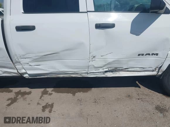✅ 2021 Ram 2500 Tradesman • VIN: 3C6UR5HJ7MG597531 • Lot: 42984126. Wystawiony na IAAI z przebiegiem 101 045 mil. Bezpłatny archiwum sprzedaży aukcyjnych z USA i szczegółowy raport historii pojazdu na DreamBid. Zdjęcie 6.