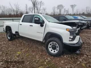 2020 Chevrolet Silverado 3500HD Work Truck z VIN 1GC4YSEY2LF169345, wystawiony jako Copart lot #45728405 z przebiegiem 136 375 mil mil oraz Szkoda całkowita • Salvage title. Historia ofert i sprzedaży dostępna na DreamBid. Obrazek 1.