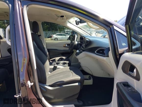 ✅ 2017 Chrysler Pacifica Touring L • VIN: 2C4RC1BG8HR753078 • Lot: 43171168. Listed on IAAI with 192,678 mi. Free auction sales archive from the USA and detailed vehicle history report at DreamBid. Image 5.