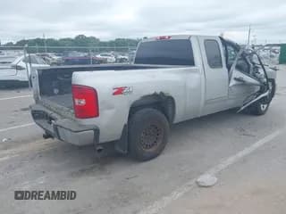 ✅ 2010 Chevrolet Silverado 1500 LT • VIN: 1GCSKSE38AZ290910 • Lot: 42894342. Wystawiony na IAAI z przebiegiem 138 672 mil. Bezpłatny archiwum sprzedaży aukcyjnych z USA i szczegółowy raport historii pojazdu na DreamBid. Zdjęcie 4.