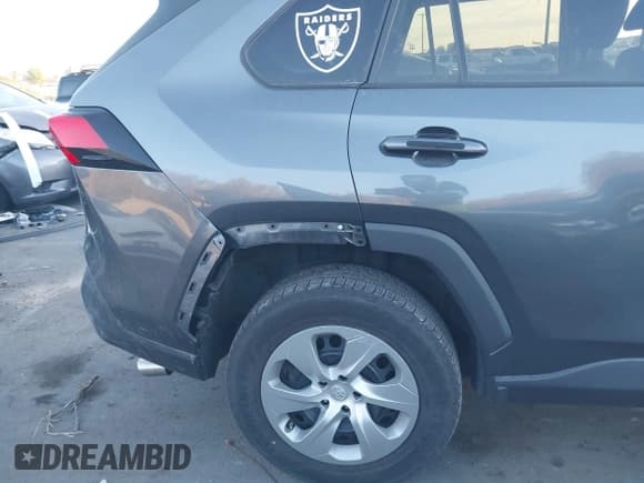 ✅ 2021 Toyota RAV4 LE • VIN: 2T3F1RFV3MC153943 • Лот: 43657906. Опубликован ранее на IAAI с пробегом 55 526 миль. Бесплатный доступ к архиву аукционных продаж из США и подробный отчёт об истории автомобиля на DreamBid. Изображение 6.