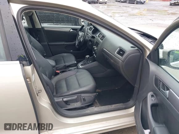 ✅ 2014 Volkswagen Jetta TDI w/Premium/Nav • VIN: 3VWLL7AJ9EM226026 • Lot: 42219871. Wystawiony na IAAI z przebiegiem 100 386 mil. Bezpłatny archiwum sprzedaży aukcyjnych z USA i szczegółowy raport historii pojazdu na DreamBid. Zdjęcie 5.