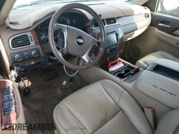 ✅ 2009 Chevrolet Suburban LTZ • VIN: 1GNFK36359R219480 • Lot: 92252075. Wystawiony na Copart z przebiegiem 158 470 mil. Bezpłatny archiwum sprzedaży aukcyjnych z USA i szczegółowy raport historii pojazdu na DreamBid. Zdjęcie 8.