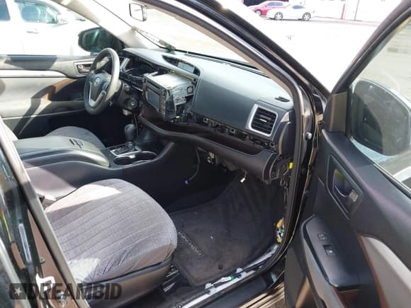 ✅ 2014 Toyota Highlander LE • VIN: 5TDZARFH5ES008928 • Lot: 43646676. Listed on IAAI with 213,634 mi. Free auction sales archive from the USA and detailed vehicle history report at DreamBid. Image 5.