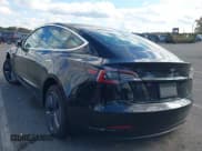 ✅ 2020 Tesla Model 3 Standard Range Plus • VIN: 5YJ3E1EA2LF633689 • Lot: 43514531. Wystawiony na IAAI z przebiegiem 46 690 mil. Bezpłatny archiwum sprzedaży aukcyjnych z USA i szczegółowy raport historii pojazdu na DreamBid. Zdjęcie 3.