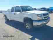 2004 Chevrolet Silverado 3500 z VIN 1GCHK39U24E237019, wystawiony jako IAAI lot #43483302 z przebiegiem 172 802 mil mil oraz . Historia ofert i sprzedaży dostępna na DreamBid. Obrazek 1.
