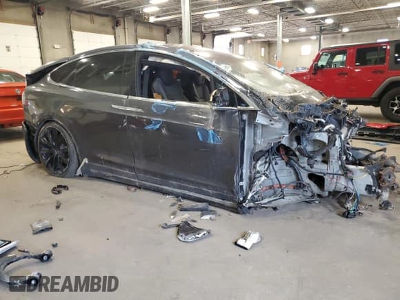 ✅ 2016 Tesla Model X 70D • VIN: 5YJXCAE28GF005447 • Лот: 71860275. Опубликован ранее на Copart с пробегом Не указан. Бесплатный доступ к архиву аукционных продаж из США и подробный отчёт об истории автомобиля на DreamBid. Изображение 4.