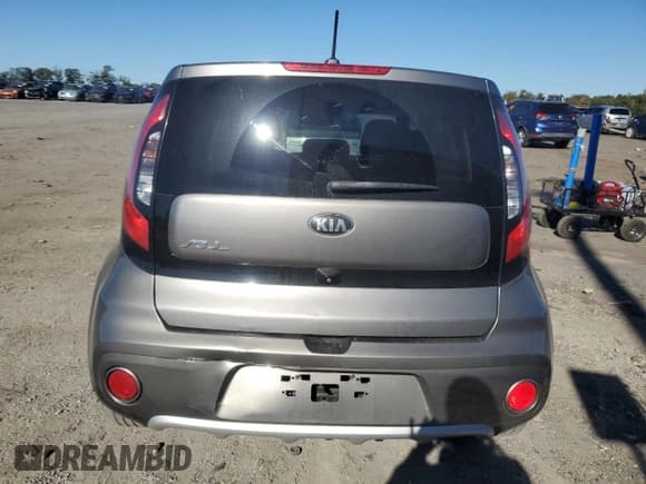 ✅ 2017 Kia Soul + • VIN: KNDJP3A57H7496154 • Lot: 86879465. Wystawiony na Copart z przebiegiem 99 733 mil. Bezpłatny archiwum sprzedaży aukcyjnych z USA i szczegółowy raport historii pojazdu na DreamBid. Zdjęcie 6.