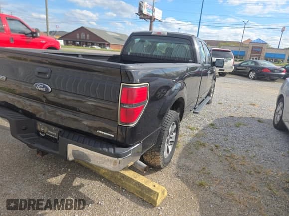✅ 2014 Ford F-150 XL • VIN: 1FTFX1CF3EKD75887 • Lot: 85573925. Wystawiony na Copart z przebiegiem 173 134 mil. Bezpłatny archiwum sprzedaży aukcyjnych z USA i szczegółowy raport historii pojazdu na DreamBid. Zdjęcie 4.