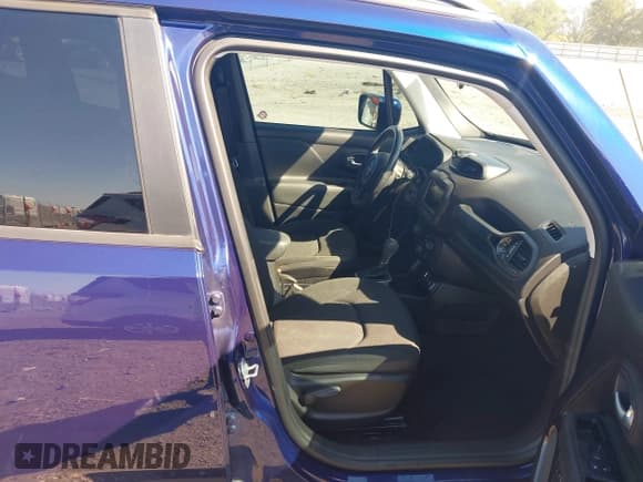 ✅ 2018 Jeep Renegade Latitude • VIN: ZACCJABB7JPG74639 • Lot: 43414533. Wystawiony na IAAI z przebiegiem 145 592 mil. Bezpłatny archiwum sprzedaży aukcyjnych z USA i szczegółowy raport historii pojazdu na DreamBid. Zdjęcie 5.