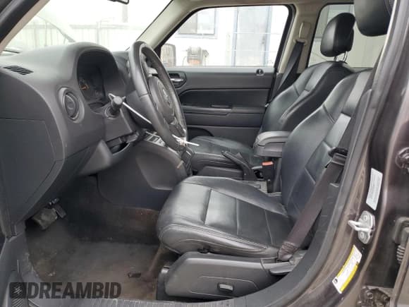 ✅ 2015 Jeep Patriot Latitude • VIN: 1C4NJPFA0FD306175 • Lot: 69238295. Wystawiony na Copart z przebiegiem 175 924 mil. Bezpłatny archiwum sprzedaży aukcyjnych z USA i szczegółowy raport historii pojazdu na DreamBid. Zdjęcie 7.