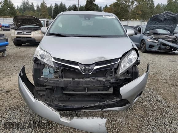 ✅ 2020 Toyota Sienna LE Auto Access Seat • VIN: 5TDKZ3DC2LS068886 • Лот: 86167765. Опубликован ранее на Copart с пробегом 122 962 миль. Бесплатный доступ к архиву аукционных продаж из США и подробный отчёт об истории автомобиля на DreamBid. Изображение 5.