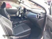 ✅ 2023 Nissan Versa SV • VIN: 3N1CN8EV8PL829528 • Lot: 43267857. Wystawiony na IAAI z przebiegiem 39 849 mil. Bezpłatny archiwum sprzedaży aukcyjnych z USA i szczegółowy raport historii pojazdu na DreamBid. Zdjęcie 5.