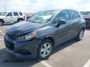 ✅ 2020 Chevrolet Trax LS • VIN: 3GNCJKSB1LL129013 • Lot: 42991541. Wystawiony na IAAI z przebiegiem 132 411 mil. Bezpłatny archiwum sprzedaży aukcyjnych z USA i szczegółowy raport historii pojazdu na DreamBid. Zdjęcie 17.