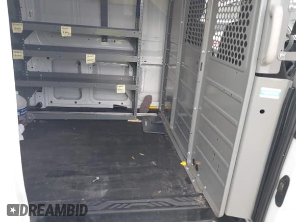 ✅ 2018 Ford Transit • VIN: 1FTYE1YM3JKA11520 • Lot: 42208894. Wystawiony na IAAI z przebiegiem 139 018 mil. Bezpłatny archiwum sprzedaży aukcyjnych z USA i szczegółowy raport historii pojazdu na DreamBid. Zdjęcie 8.