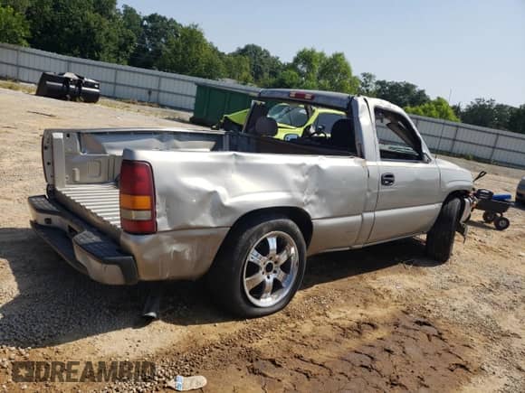 2002 GMC Sierra 1500 with VIN 1GTEC14W02Z290420, listed as a Copart auction lot 65817084 with 273,128 mi miles and Salvage title. Bid and sale history available at DreamBid. Image 3.